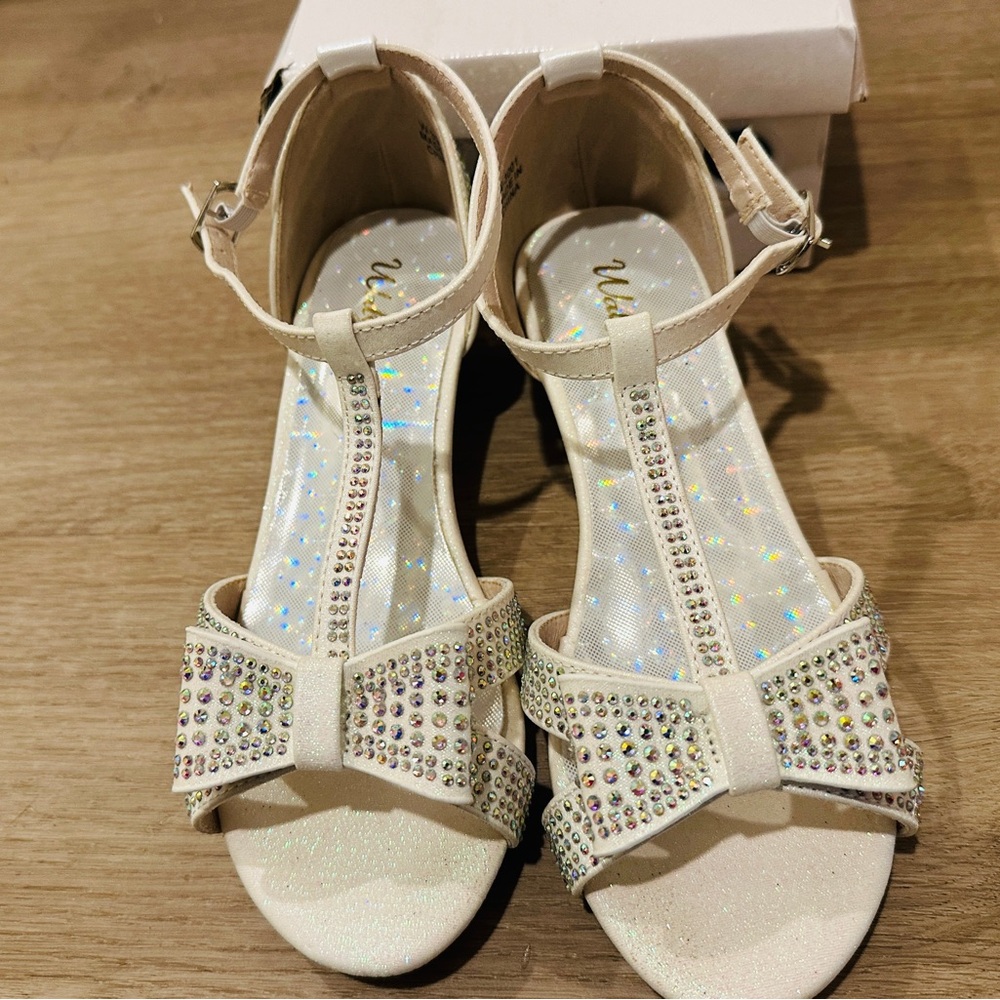 Elegant Cream Sandals with Rhinestone Bow